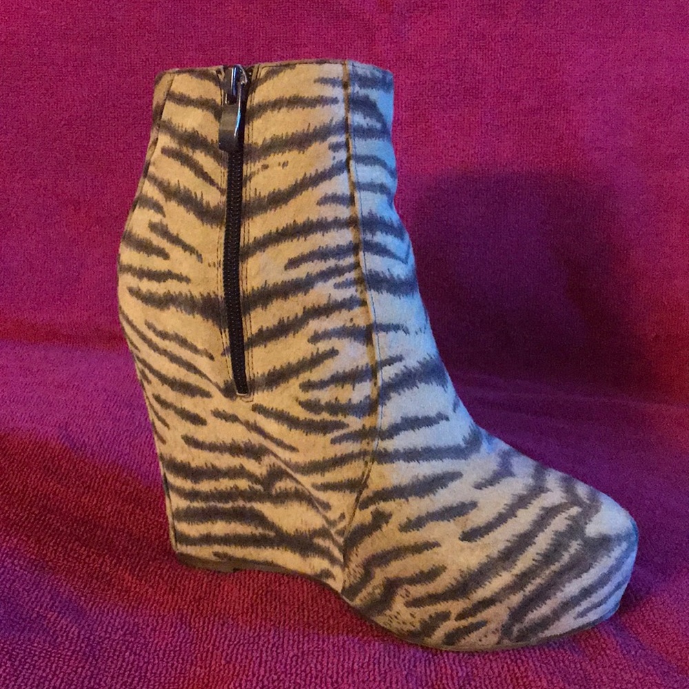 Ultrasuede zebra platform booties - Picture 3 of 4